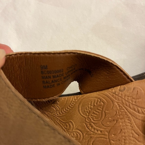 b.o.c. Women's Tan Sandals size 9 - Picture 4 of 5